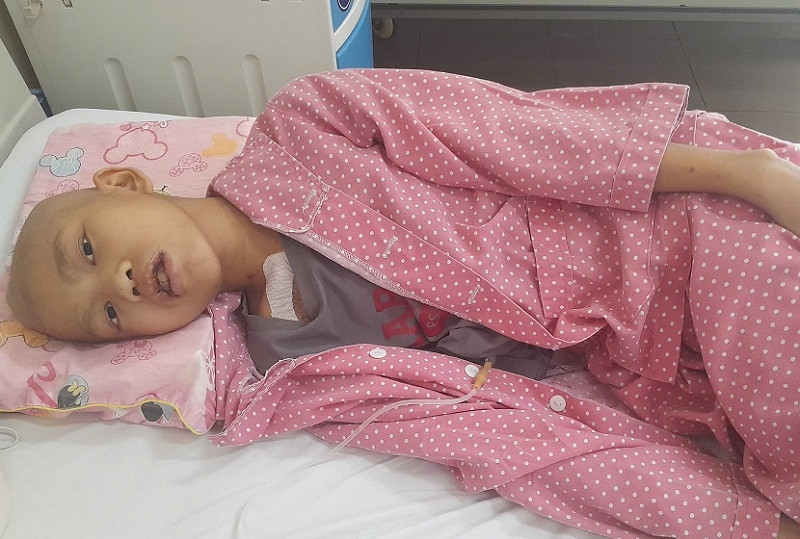 Con gái 13 tuổi mắc ung thư xương, gia đình không thế chấp được đất để cứu con