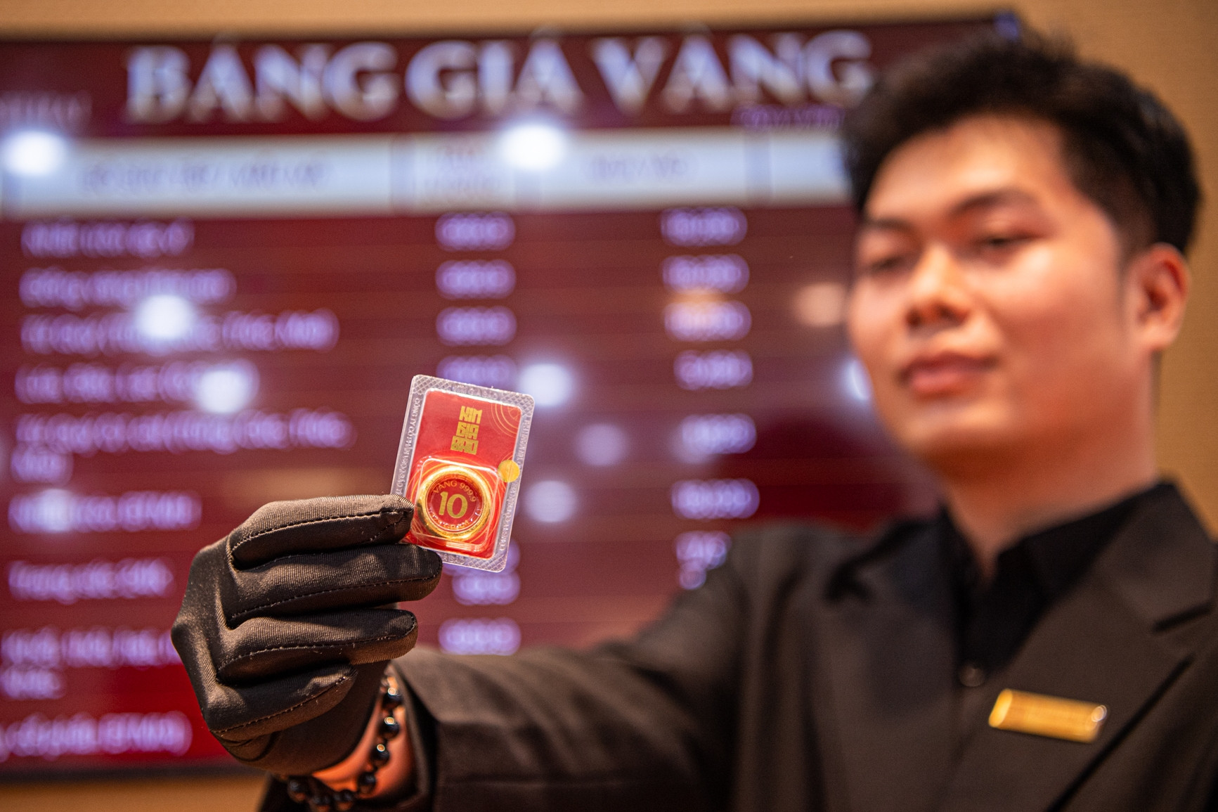 Giá vàng chao đảo, SJC thấp nhất từ đầu tháng 8: Chưa khép lại triển vọng tăng dài hạn