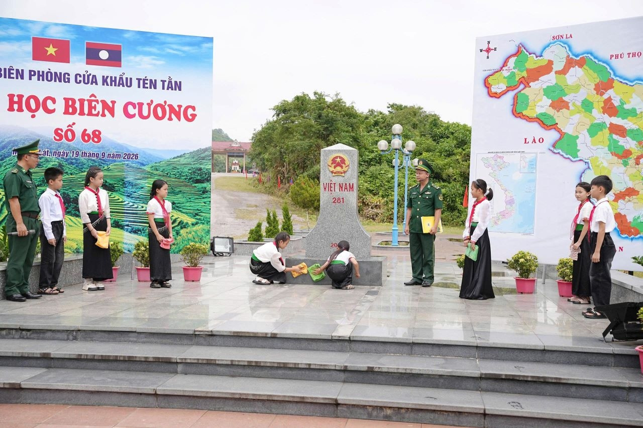 Không bảng đen, phấn trắng, cột mốc biên giới thành bài học về tình yêu Tổ quốc