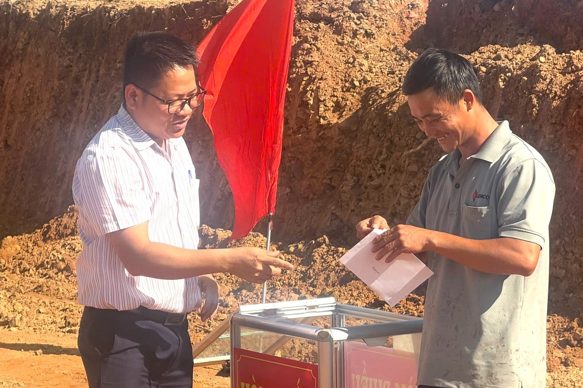Lần đầu có đất dựng nhà, 12 hộ nghèo ở Đắk Lắk vỡ òa hạnh phúc
