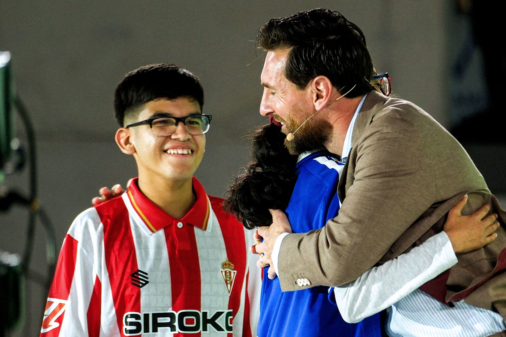 Messi nhắn nhủ trẻ em xúc động: ‘Hãy tận hưởng bóng đá’
