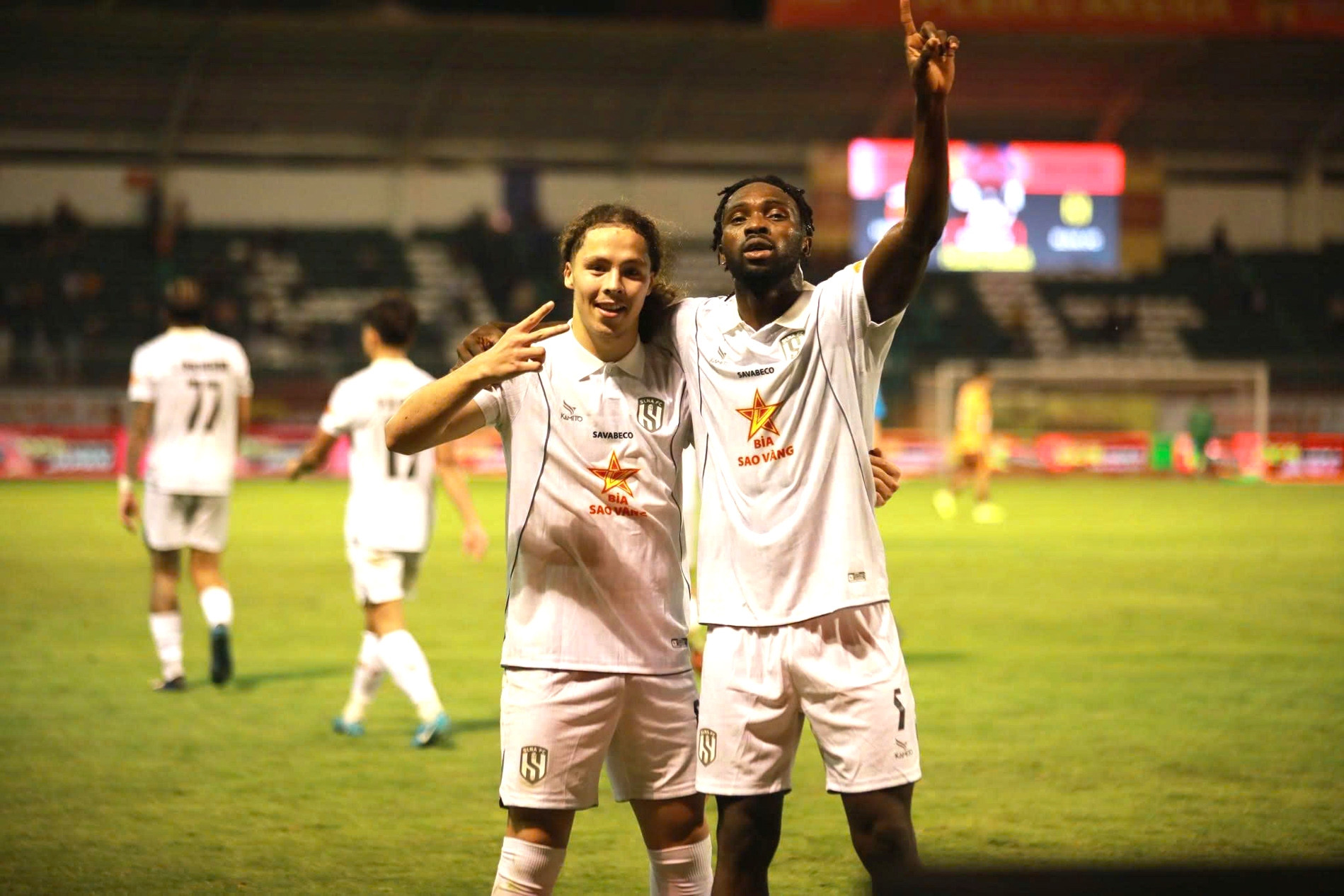 SLNA đánh bại HAGL, lên ngôi đầu V-League