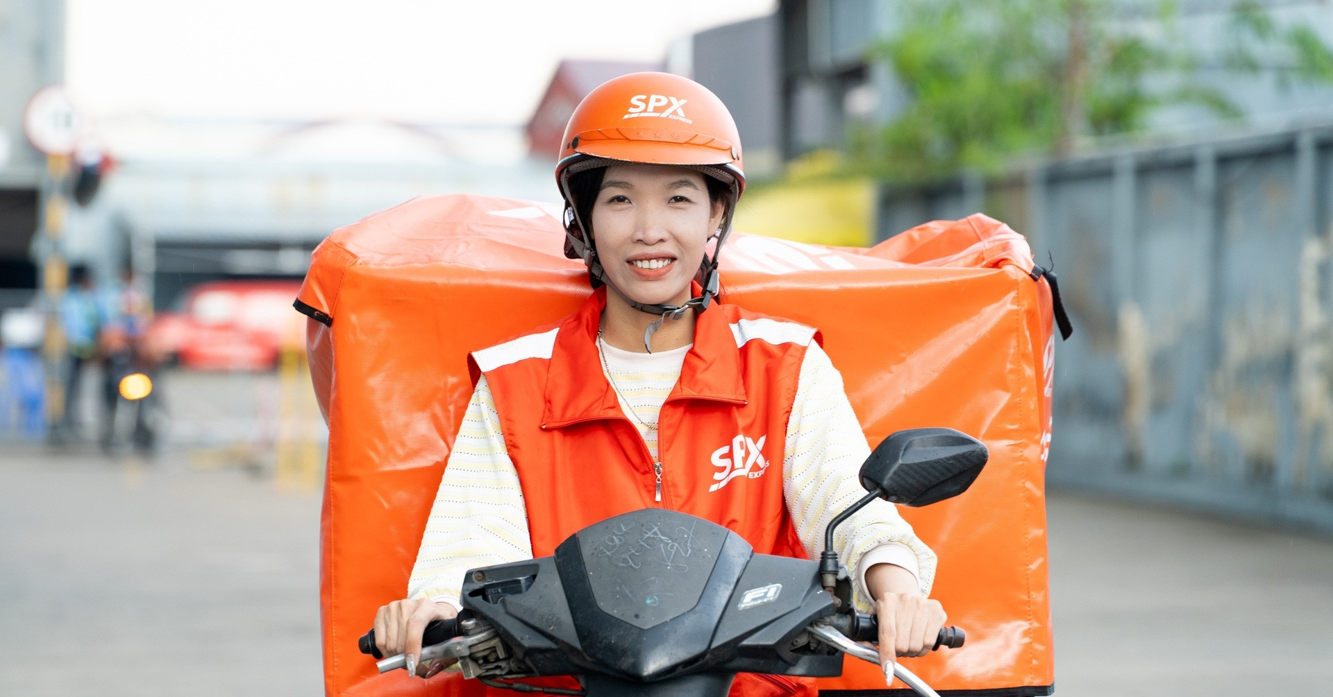 Tài xế SPX Express: “Tôi trao đi cả niềm vui và sự an tâm qua từng kiện hàng”