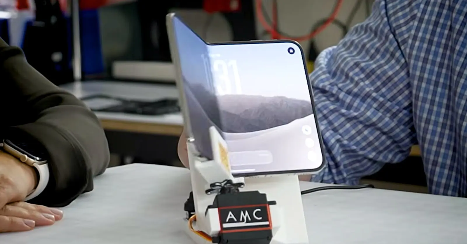 Bản lề iPhone Duo ra sao sau thử nghiệm 32.640 lần gập mở liên tục?