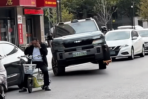 Bị khóa bánh khi đỗ xe, SUV BYD dùng chiêu độc để thoát