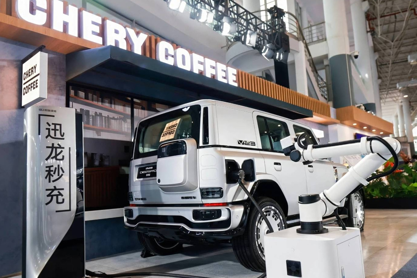 Chery tung bộ sạc siêu nhanh 5 phút đi thêm được 500km để đấu BYD, Geely, Huawei