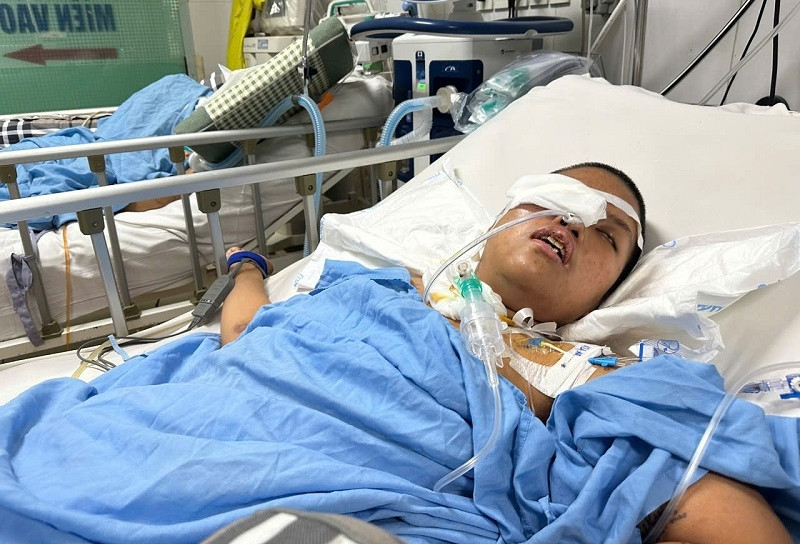 Con gái tai nạn nặng, gia đình vay hơn 300 triệu vẫn không đủ phí điều trị