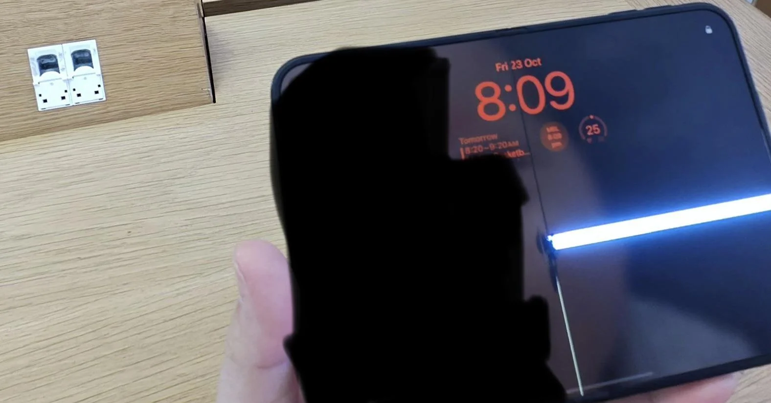 iPhone Duo nứt màn hình chỉ sau 6 giờ sử dụng?