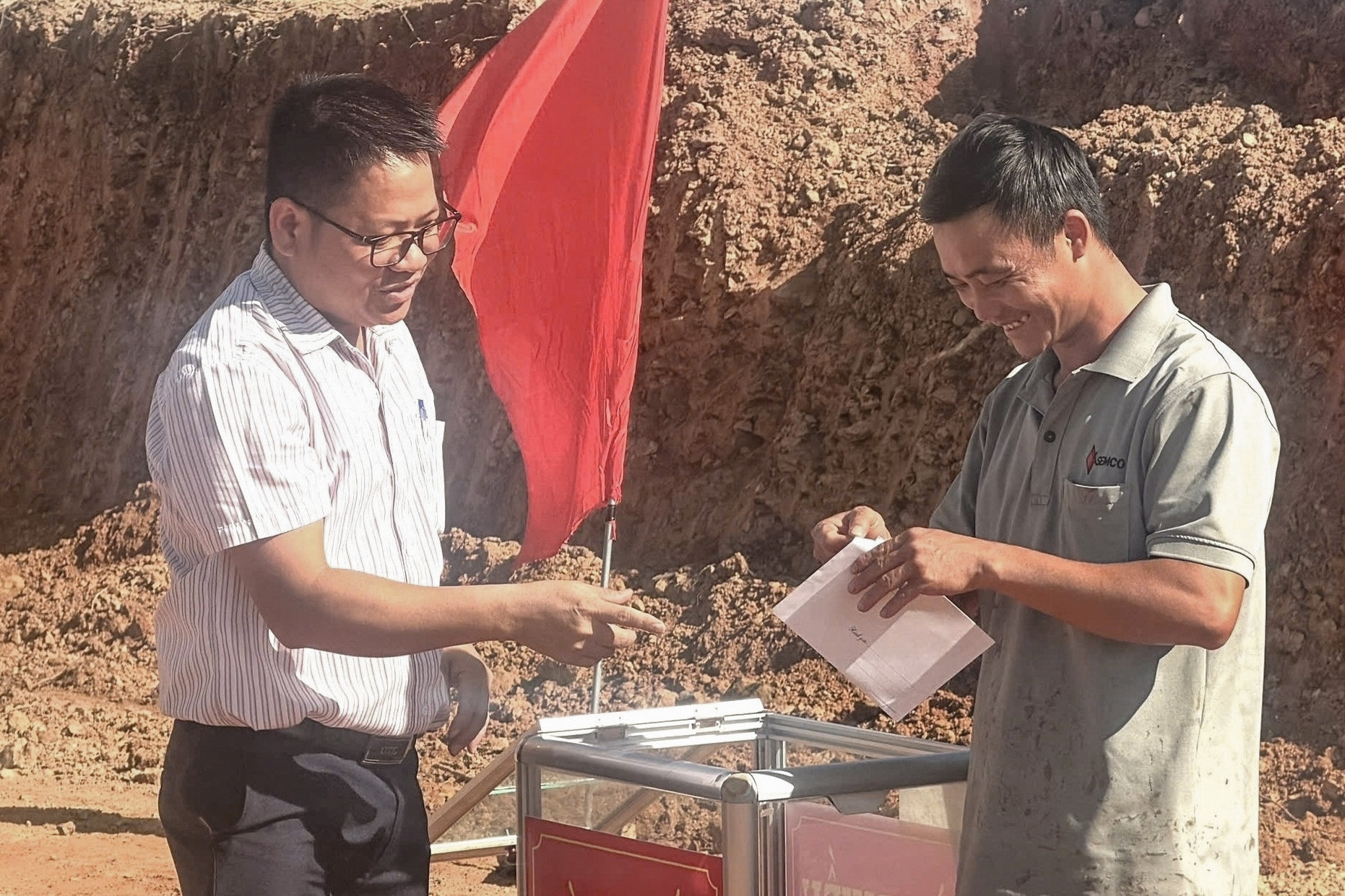 Lần đầu có đất dựng nhà, 12 hộ nghèo ở Đắk Lắk vỡ òa hạnh phúc