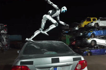 Robot Trung Quốc gây sốt với màn phô diễn võ thuật, nâng ô tô giải cứu người