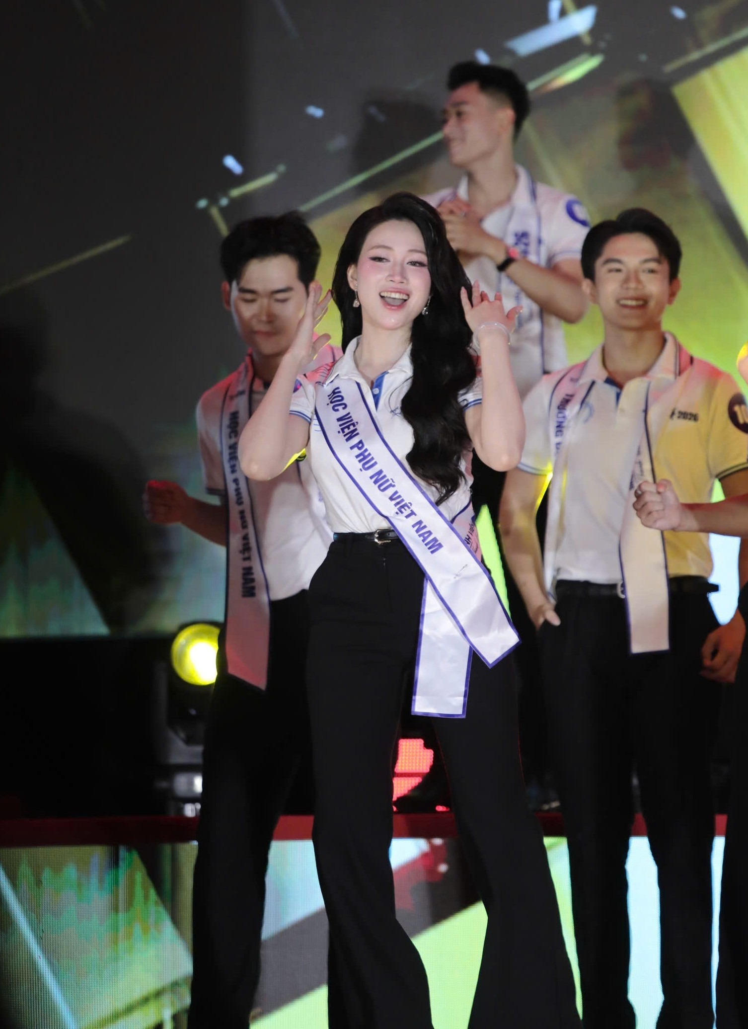 Trần Thu Hằng 5.jpg