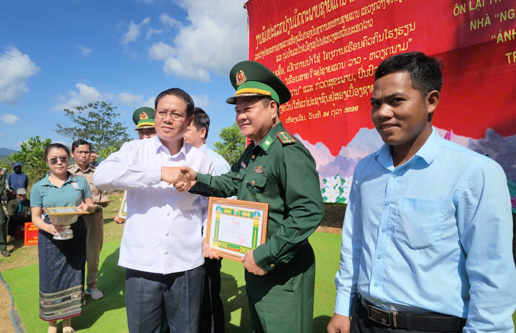 Việc làm ý nghĩa của bộ đội và bác sĩ ở cột mốc biên giới Việt Nam - Lào