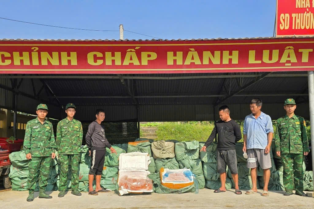 11 người vận chuyển hơn 6 tấn thực phẩm qua biên giới, một số thùng bốc mùi hôi thối