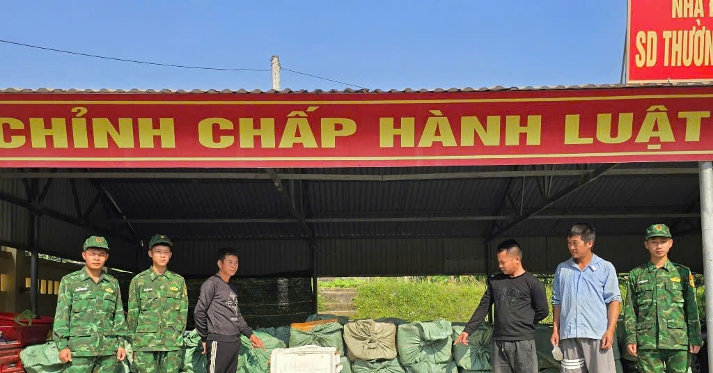 11 người vận chuyển hơn 6 tấn thực phẩm qua biên giới, một số thùng bốc mùi hôi thối