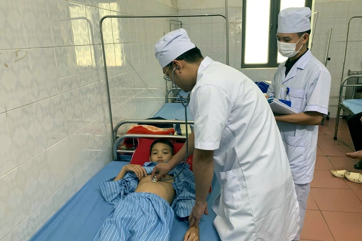 Bác sĩ Việt học tiếng Lào, chữa bệnh cho người dân vượt 200km tìm đến