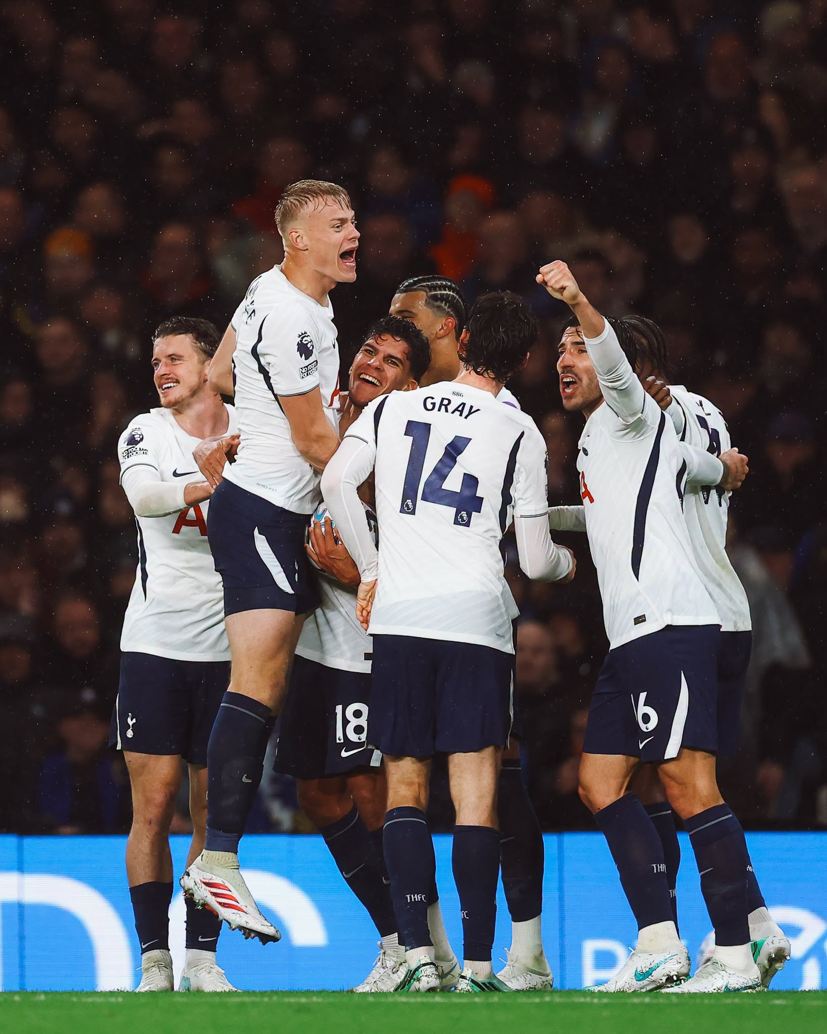 https://static-images.vnncdn.net/vps_images_publish/000001/000003/2026/10/25/chelsea-vs-tottenham-3-44.jpeg