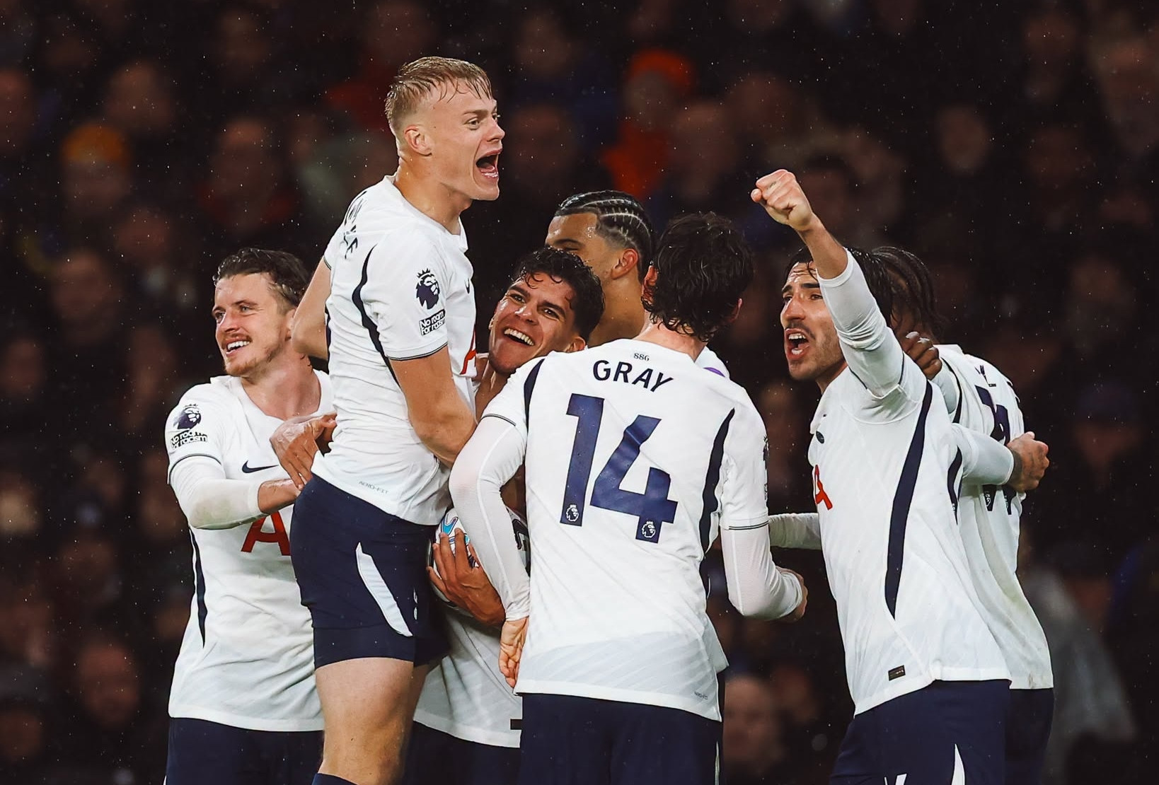 Cole Palmer bị thẻ đỏ, Chelsea thua đau Tottenham