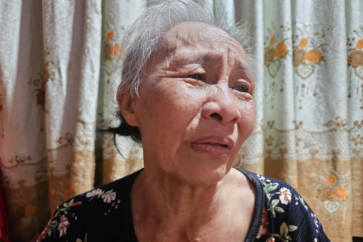 Con trai vừa qua đời, bà nội đi nhặt ve chai, xin cá nuôi cháu thơ dại
