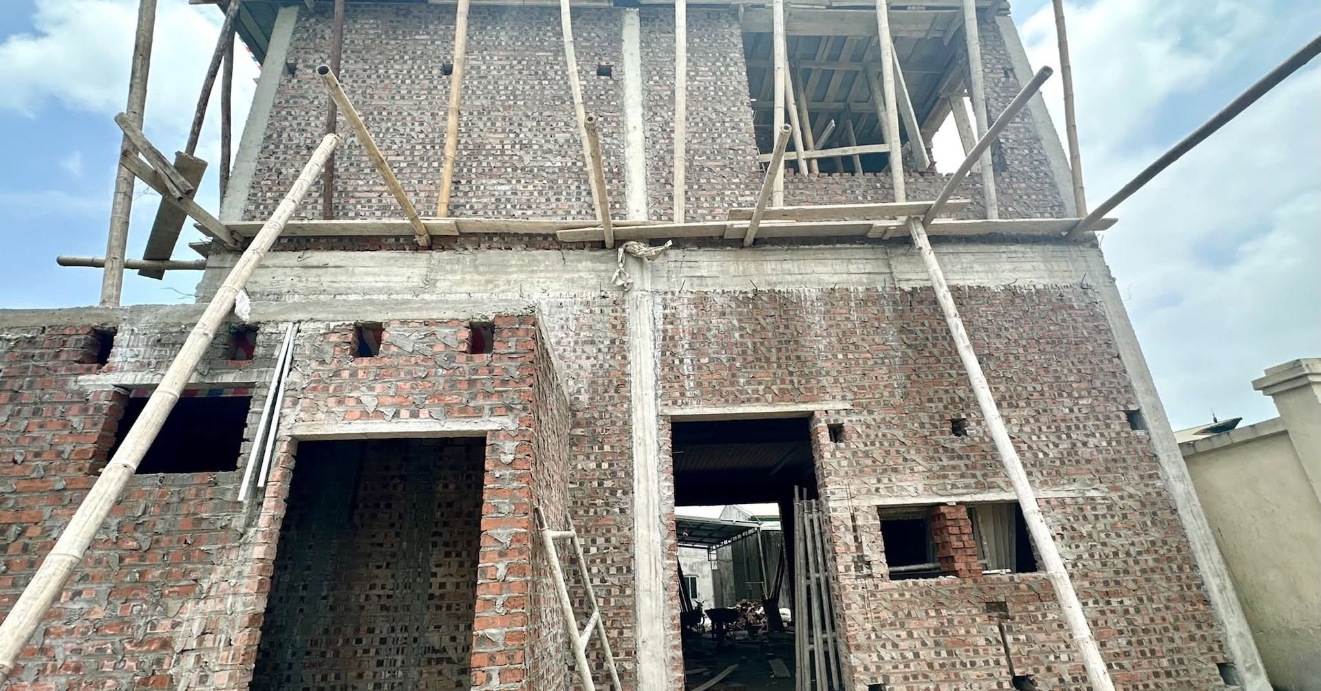 Kiện vì bị từ chối tách 400m2 đất; xây nhà ở Hà Nội không báo khởi công bị phạt