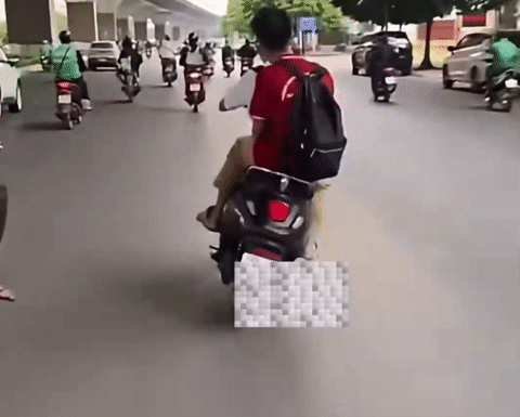 Hai nam sinh 15 tuổi lạng lách 'chóng mặt' trên đường ở Hà Nội, mẹ bị phạt 9 triệu đồng