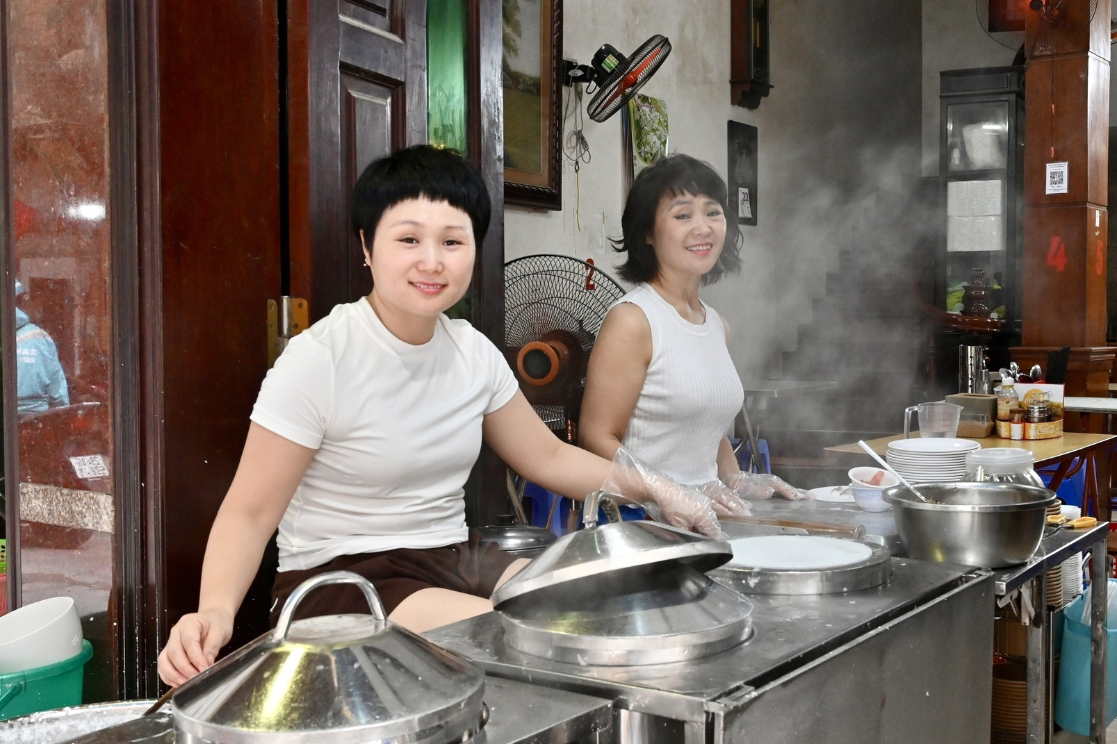 Quán bánh cuốn Hà Nội hơn 40 năm, giá từ 20.000 đồng, được tạp chí Anh khen
