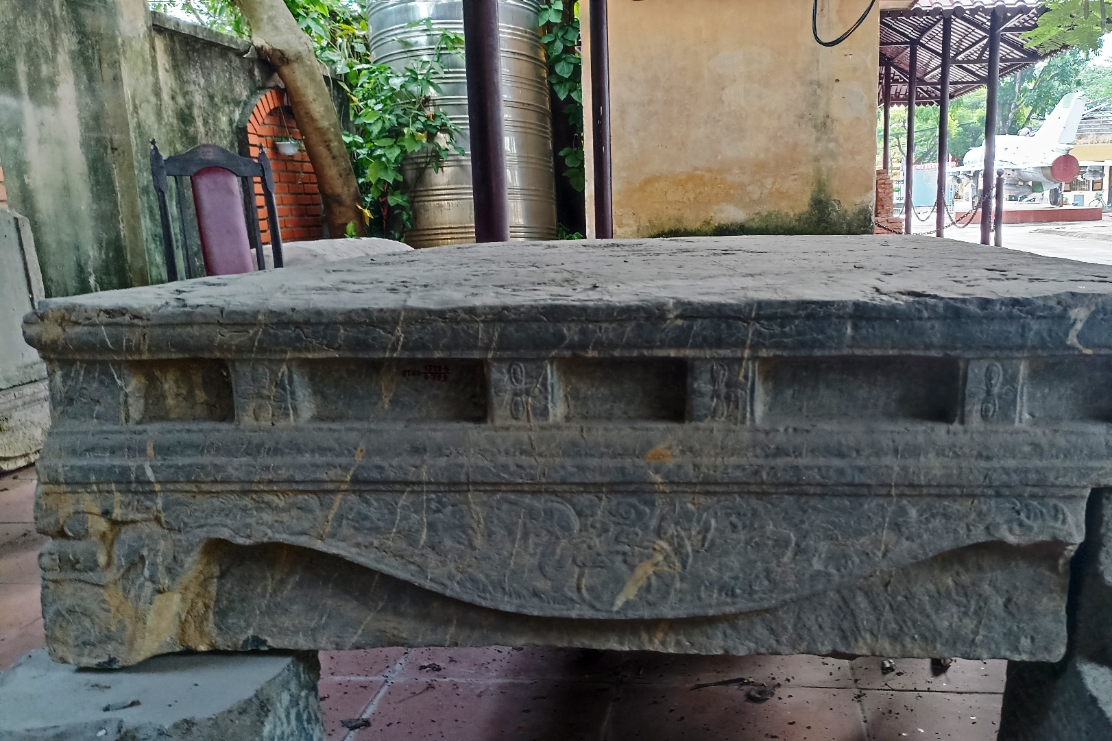 Sập đá cổ giống bảo vật quốc gia được phát hiện dưới ruộng