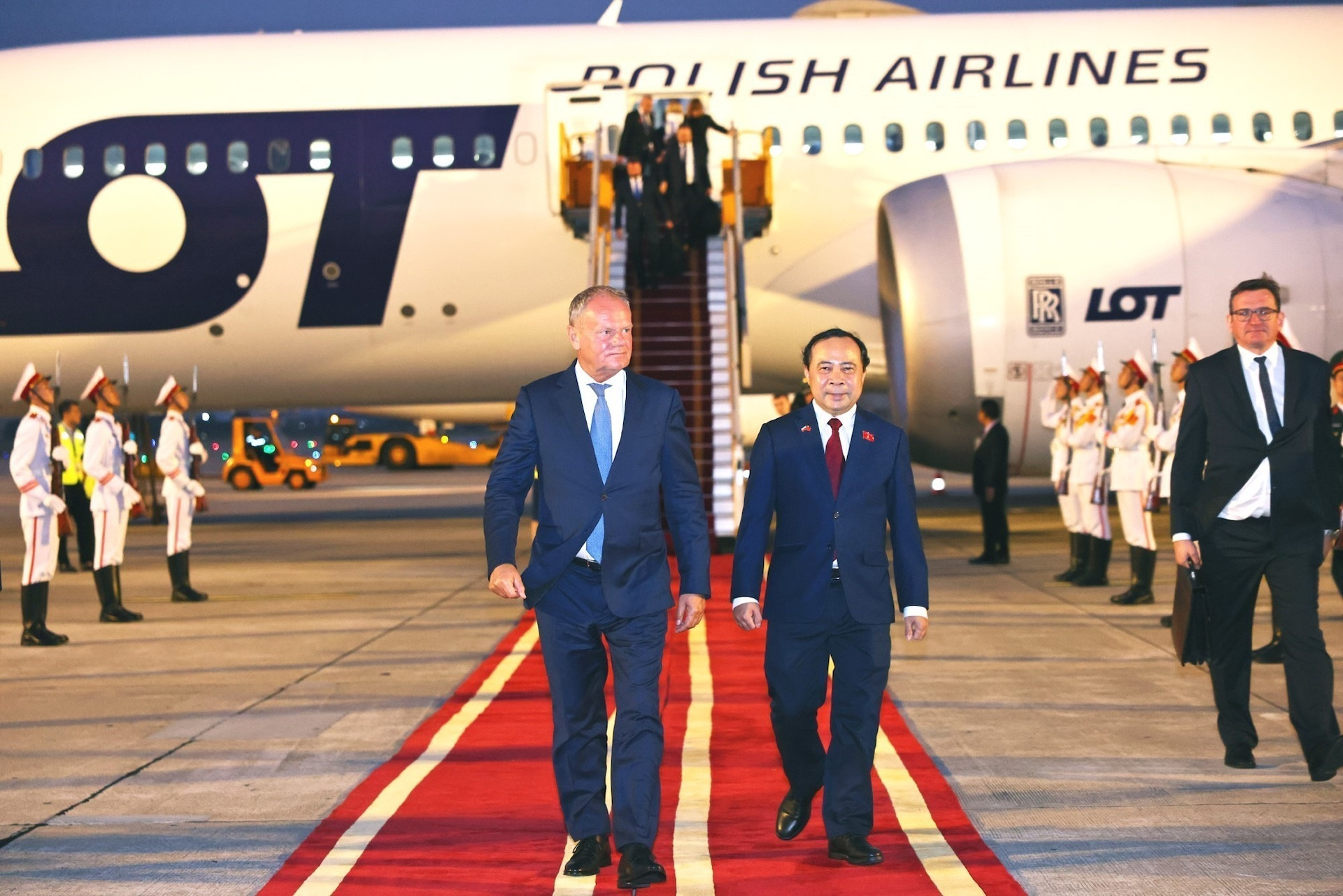 vna_potal_thu_tuong_ba_lan_donald_tusk_den_ha_noi_tham_chinh_thuc_viet_nam_9111189.jpg