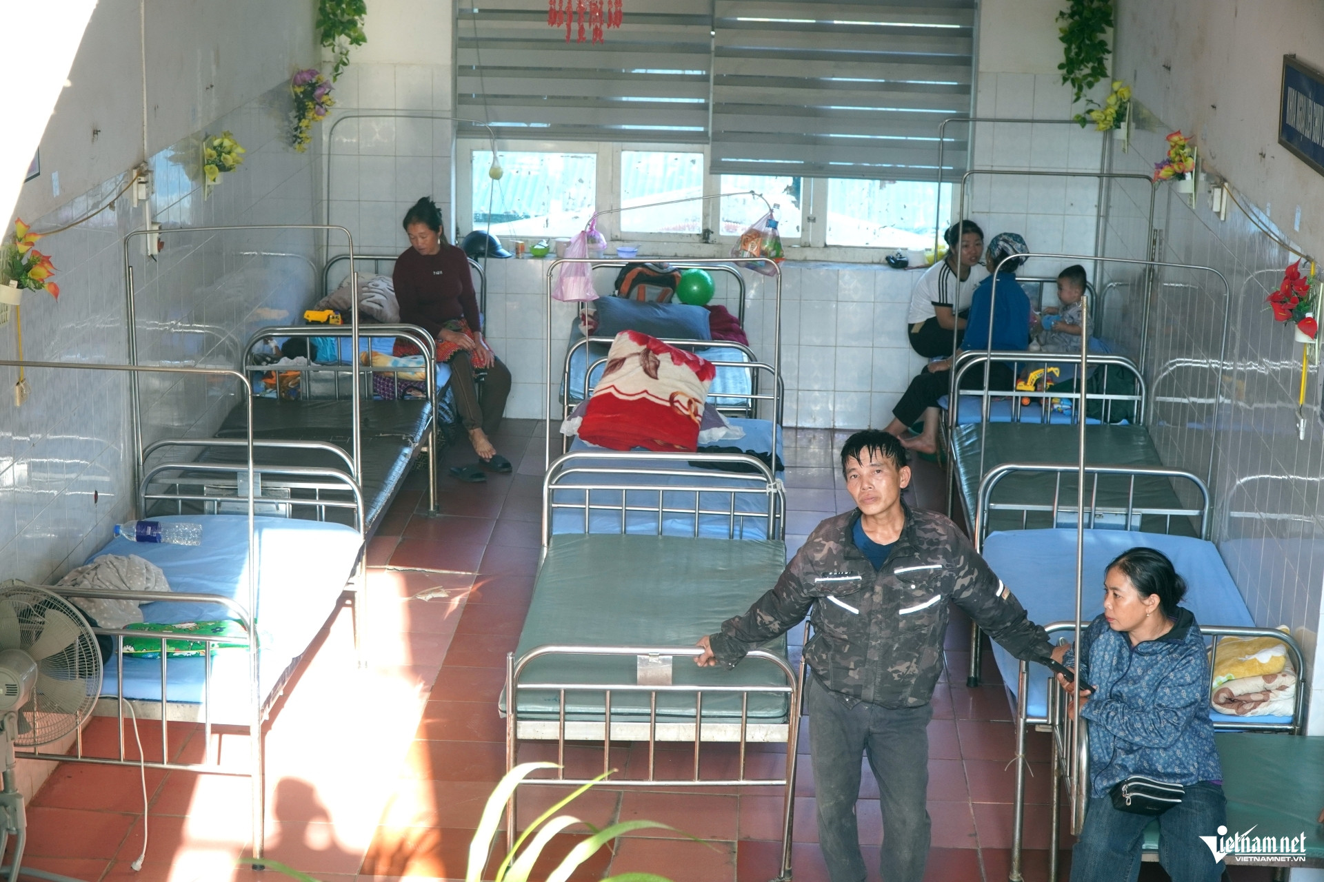 W-a4Bác sĩ vùng biên học tiếng Lào.JPG.jpg