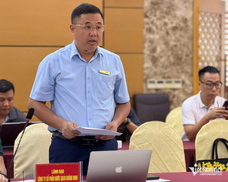 W-Ông Trần Mạnh - Phó Tổng Giám đốc Công ty Cổ phần Nước sạch Quảng Ninh, trao đổi về các công trình cấp nước tại hội nghị thông tin báo chí thường kỳ.jpg