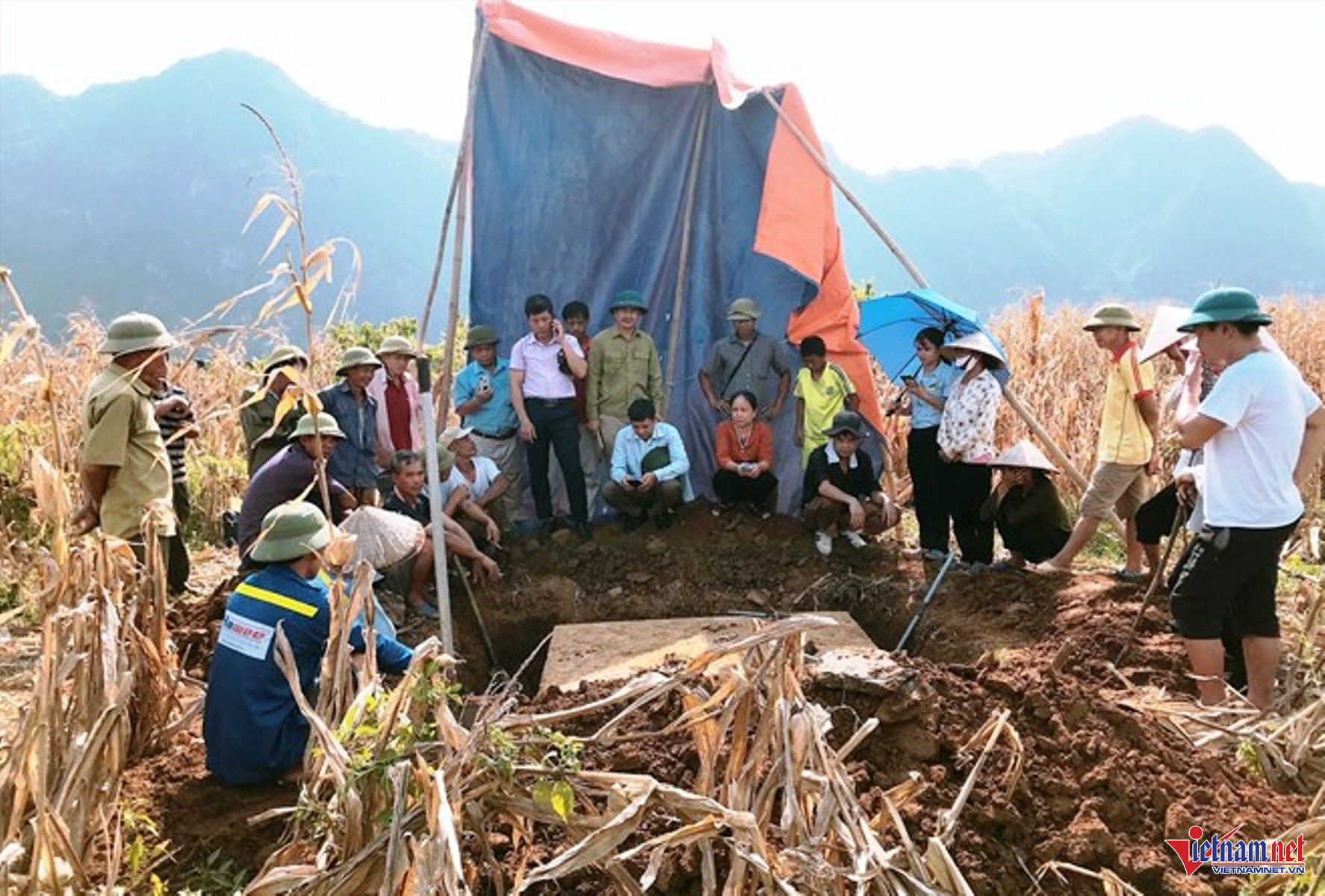 W-Sập đá 2.jpg