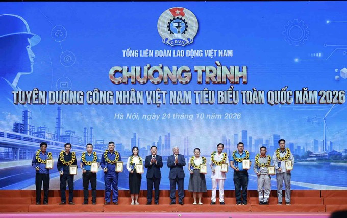 anh 1   10 cong nhan 2707 9615.jpeg
