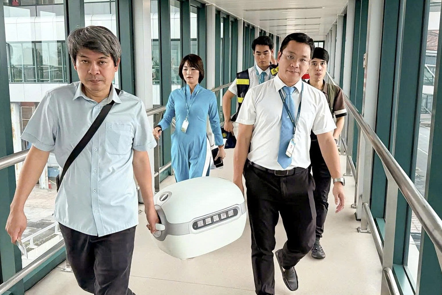 Bác sĩ vượt hơn 1.800km, kịp đưa thận hiến về ghép cho bệnh nhân