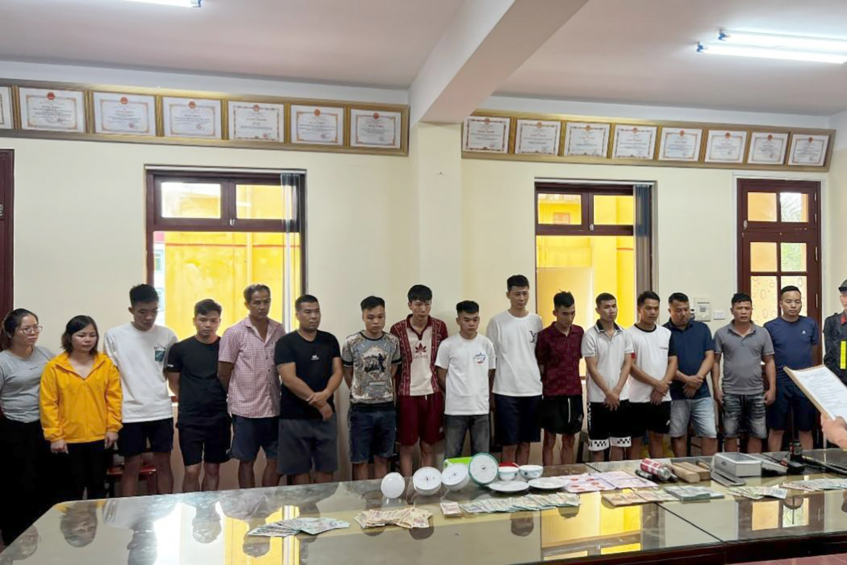 Bắt giữ 20 người trong sới bạc giữa rừng, kẻ cầm đầu thủ súng