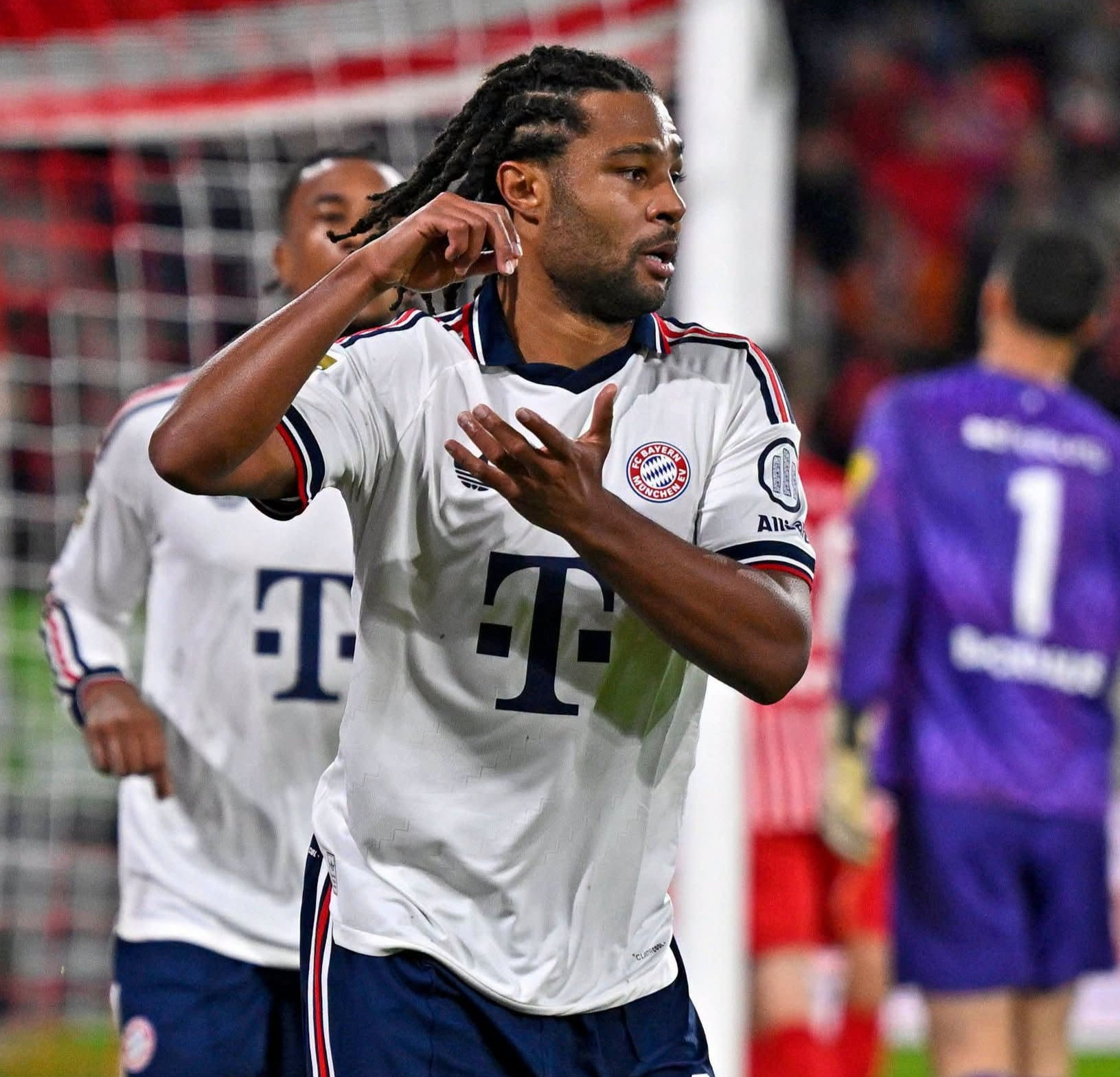 https://static-images.vnncdn.net/vps_images_publish/000001/000003/2026/10/26/bayern-munich-ha-freiburg-giu-ngoi-dau-bundesliga-319.jpeg