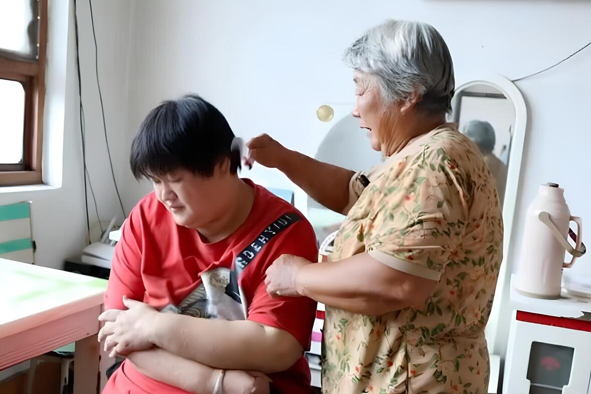 Con dâu sống thực vật sau cưới 1 tháng, mẹ chồng yêu thương, chăm sóc suốt 17 năm