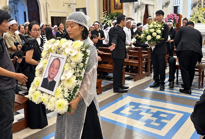 Con gái đau buồn ôm di ảnh, Hồng Ánh tiễn đạo diễn 'Đất phương Nam'
