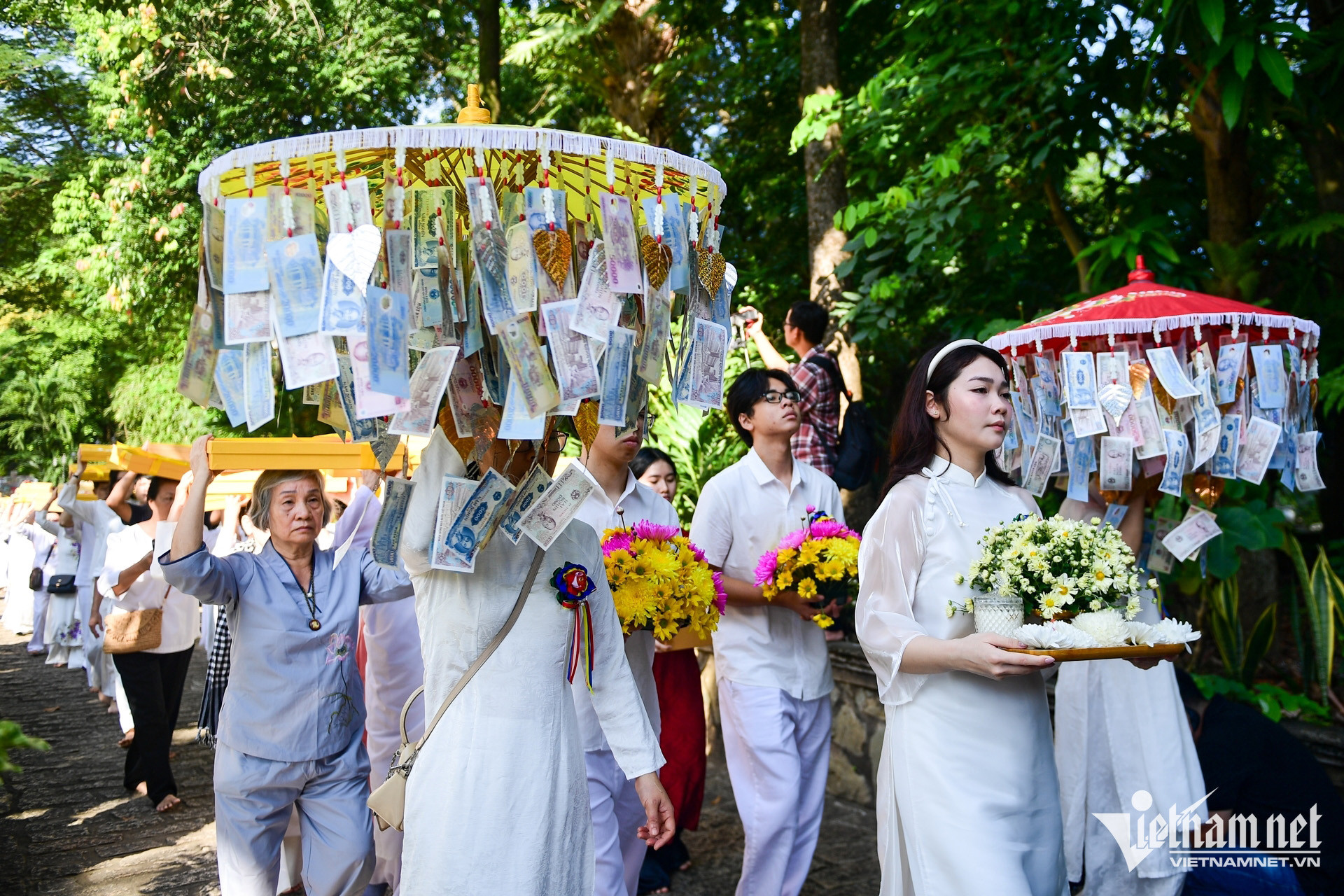 https://static-images.vnncdn.net/vps_images_publish/000001/000003/2026/10/26/dang-y-cathina-tphcm-nguyen-hue-10-1371-2627.jpg