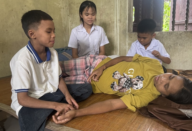Mẹ suy thận, bố mắc động kinh, 4 con nhỏ có nguy cơ dang dở việc học