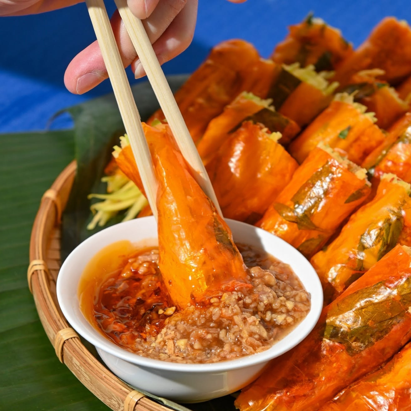 https://static-images.vnncdn.net/vps_images_publish/000001/000003/2026/10/26/nam-hai-co-gai-viet-ban-banh-trang-xoi-man-o-canada-3086.jpg