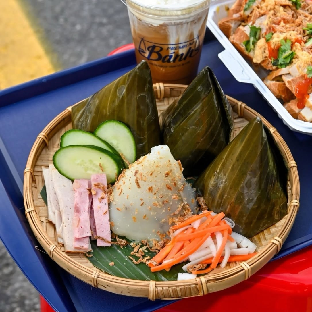 https://static-images.vnncdn.net/vps_images_publish/000001/000003/2026/10/26/nam-hai-co-gai-viet-ban-banh-trang-xoi-man-o-canada-3088.jpg
