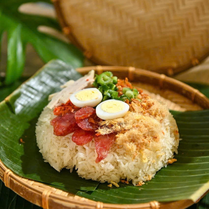 https://static-images.vnncdn.net/vps_images_publish/000001/000003/2026/10/26/nam-hai-co-gai-viet-ban-banh-trang-xoi-man-o-canada-3089.jpg