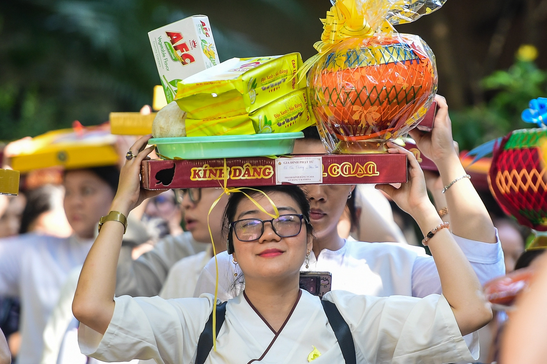 Phật tử đội y, lễ phẩm dự lễ Kathina tại ngôi chùa kiến trúc Thái Lan