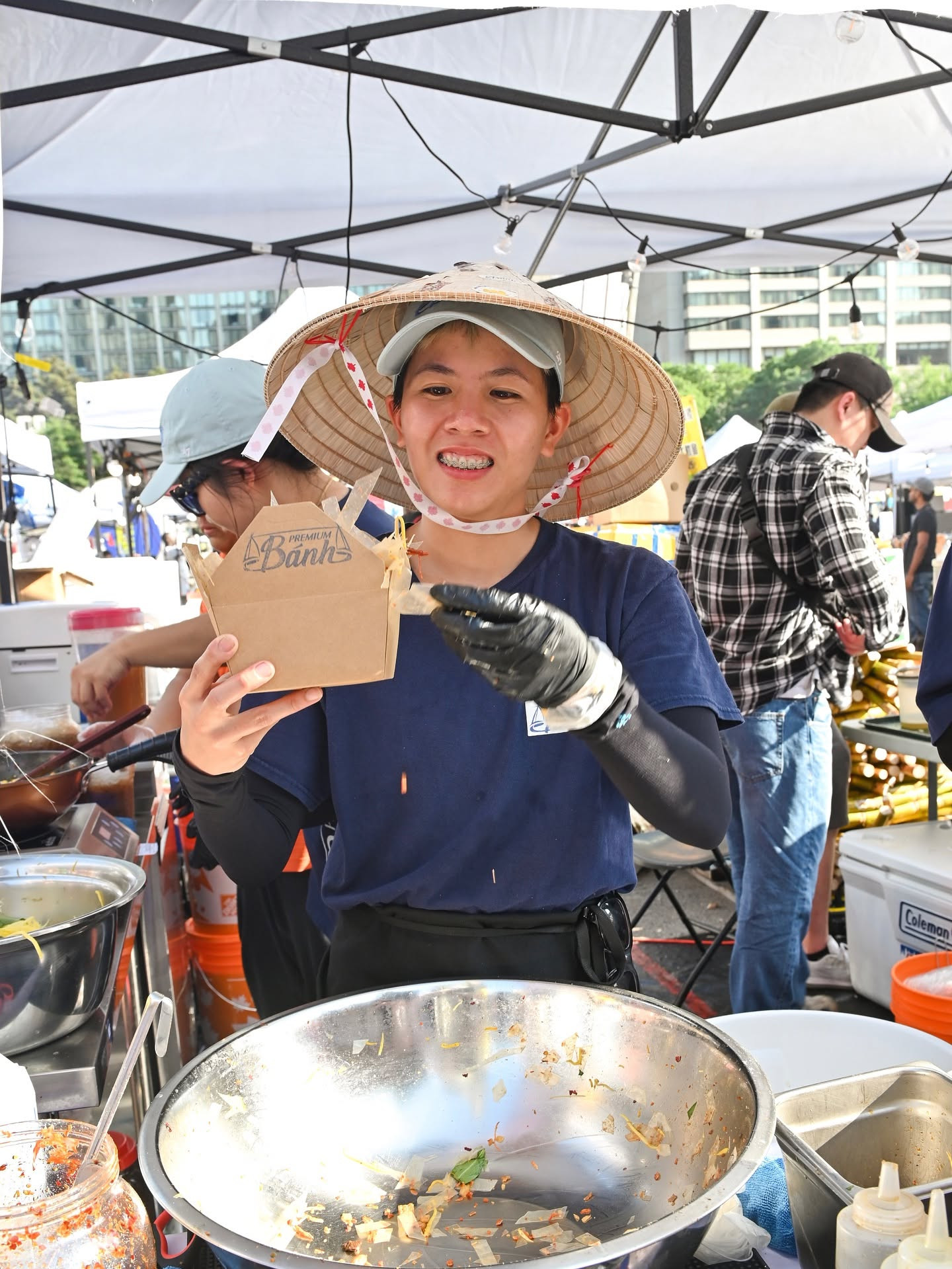 https://static-images.vnncdn.net/vps_images_publish/000001/000003/2026/10/26/quan-banh-trang-canada-3081.jpg