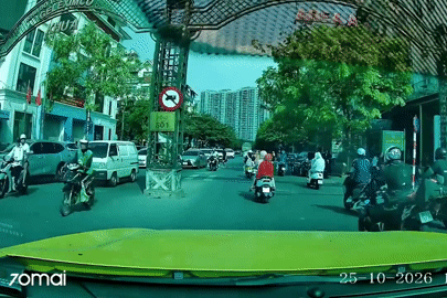 Vượt xe trên phố Hà Nội, người đi mô tô phân khối lớn tự ngã ngay trước mũi ô tô