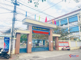 W-3 hiệu trưởng xuống đi dạy 1.jpg