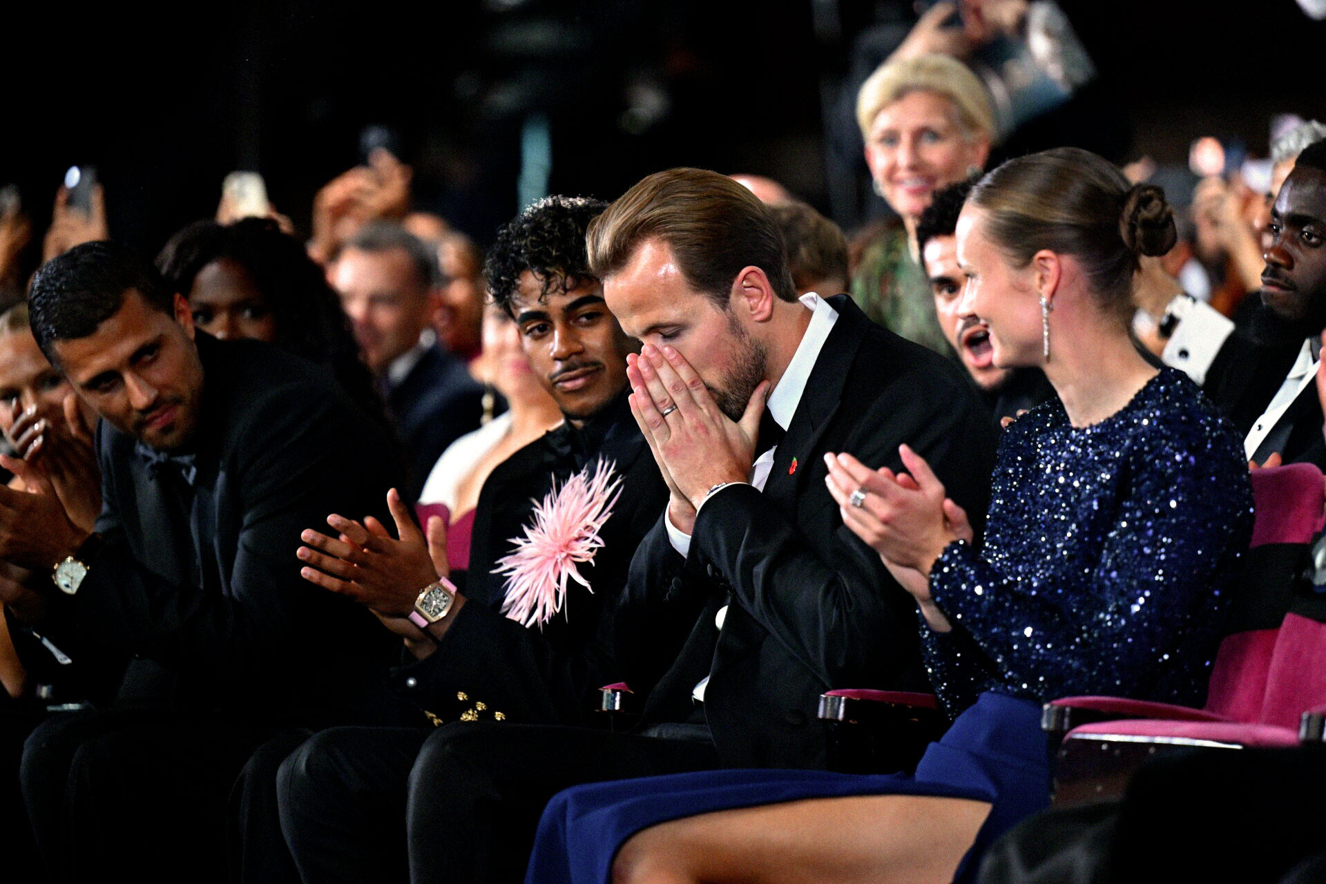 Harry Kane Qua bong vang 2.jpg