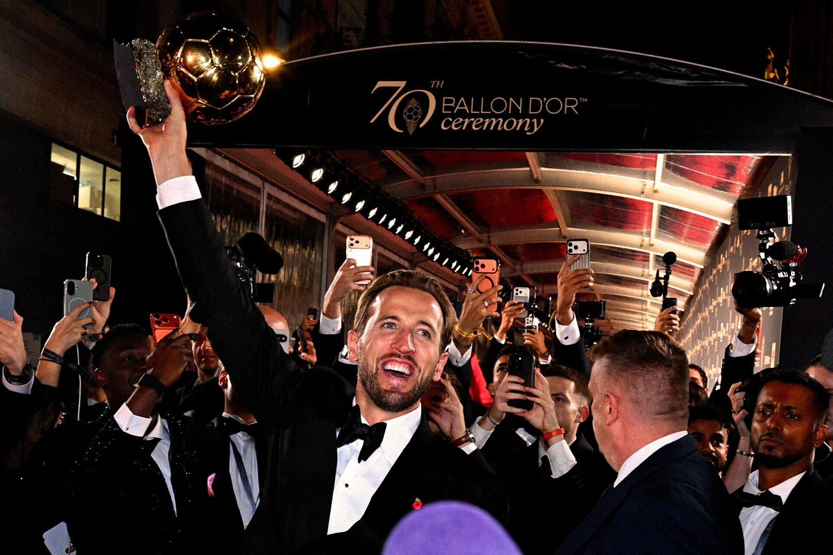 Harry Kane Qua bong vang 4.jpg
