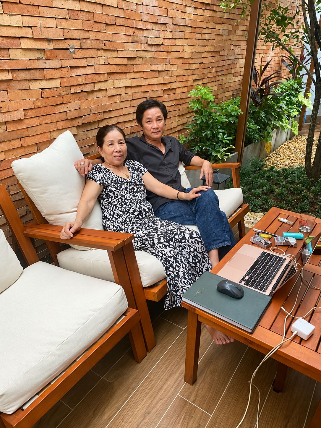 https://static-images.vnncdn.net/vps_images_publish/000001/000003/2026/10/27/khoanh-khac-am-ap-ben-hien-gach-nung-3145.png