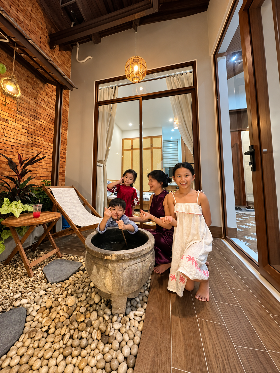 https://static-images.vnncdn.net/vps_images_publish/000001/000003/2026/10/27/khoanh-khac-gia-dinh-ben-chau-nuoc-da-3147.png