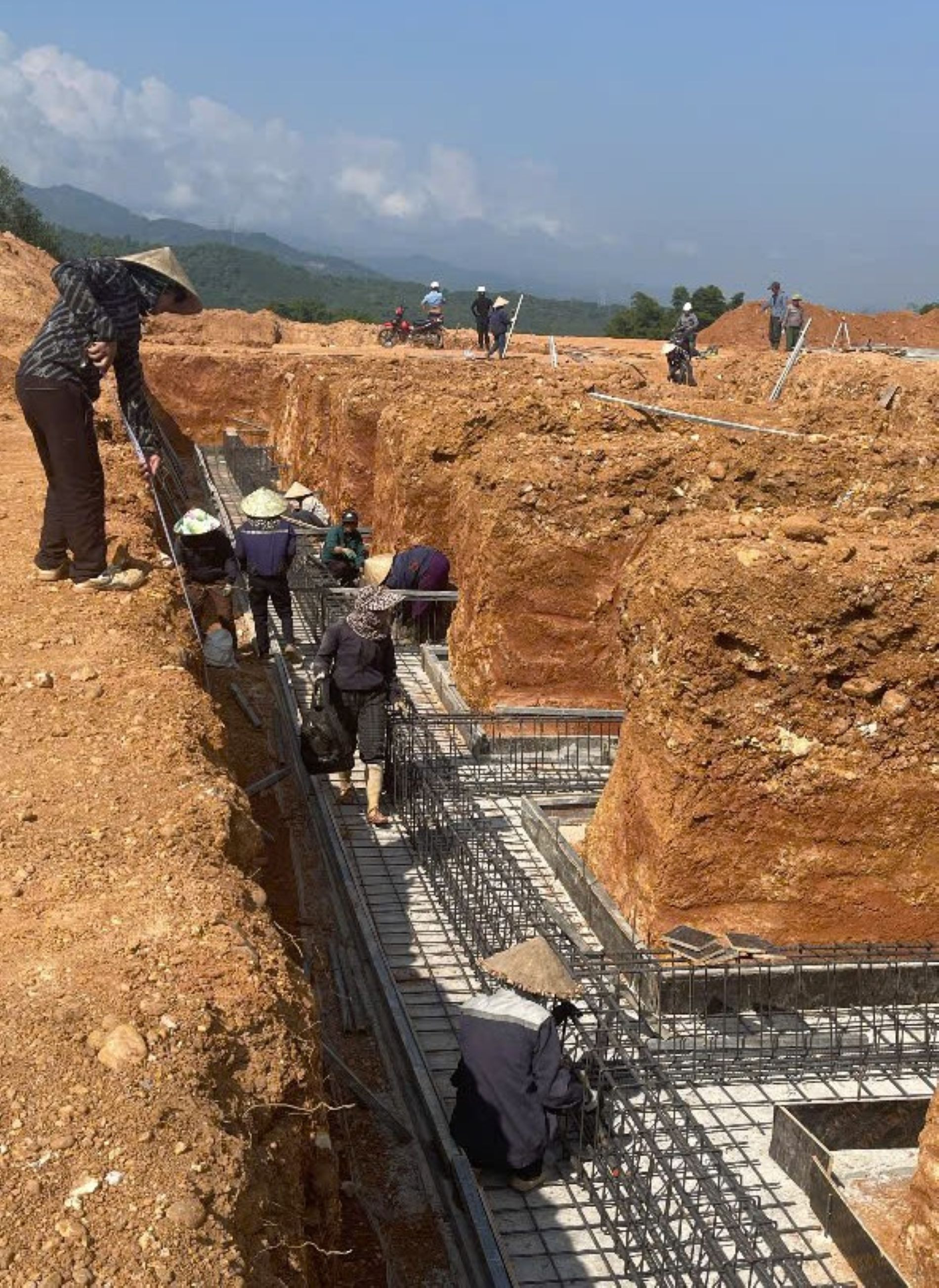 Làm móng trường NTLC Châu Khê